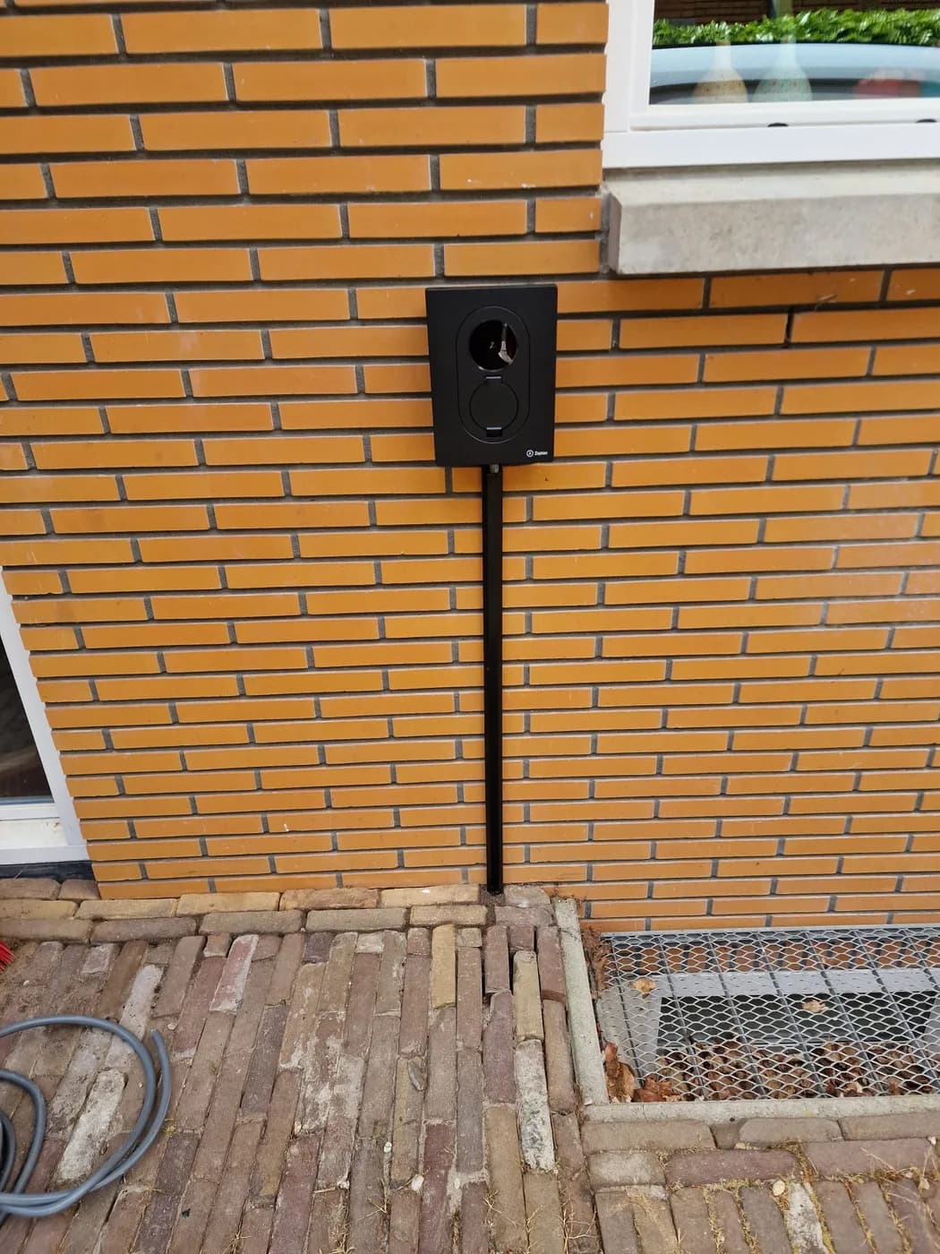 Zaptec laadpaal op montagepaal bij een woning