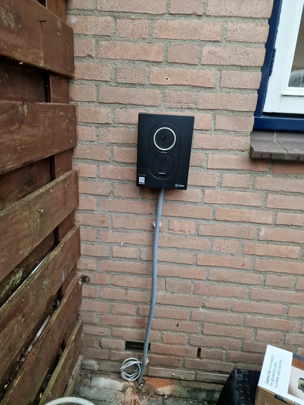 Zaptec laadpaal gemonteerd op een bakstenen muur